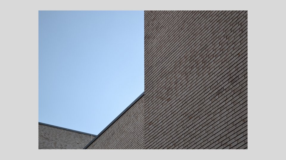 Architekturfotografie einer Hausfassade mit Himmel
