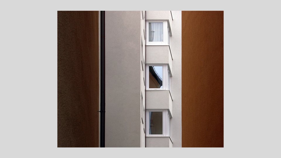 Architekturfotografie einer Gebäudefassade mit Fenstern