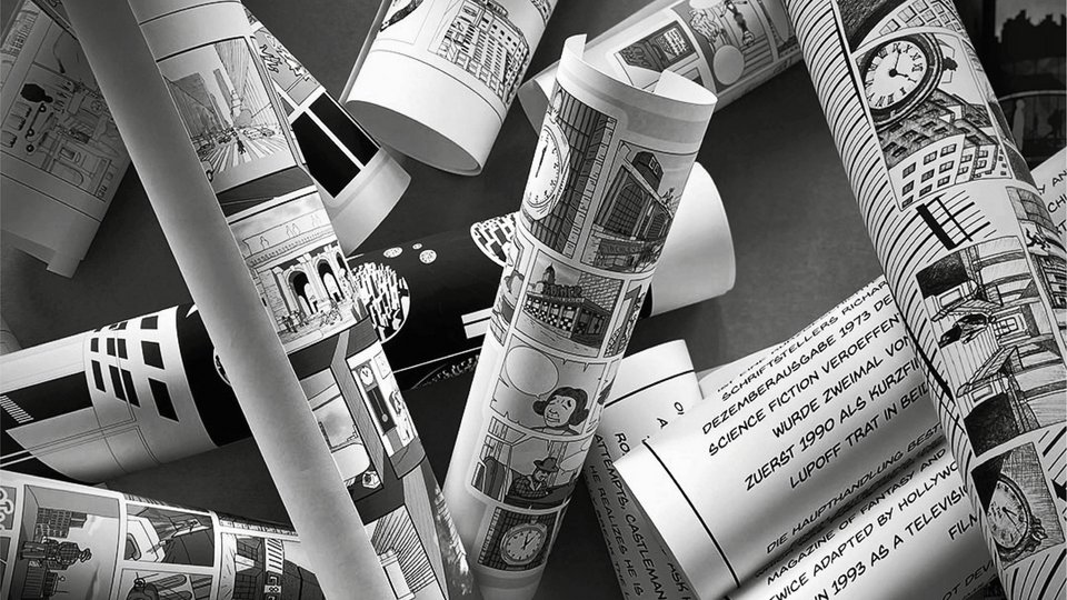 Papierrollen, die aus diversen Comics bestehen, und im Raum schweben