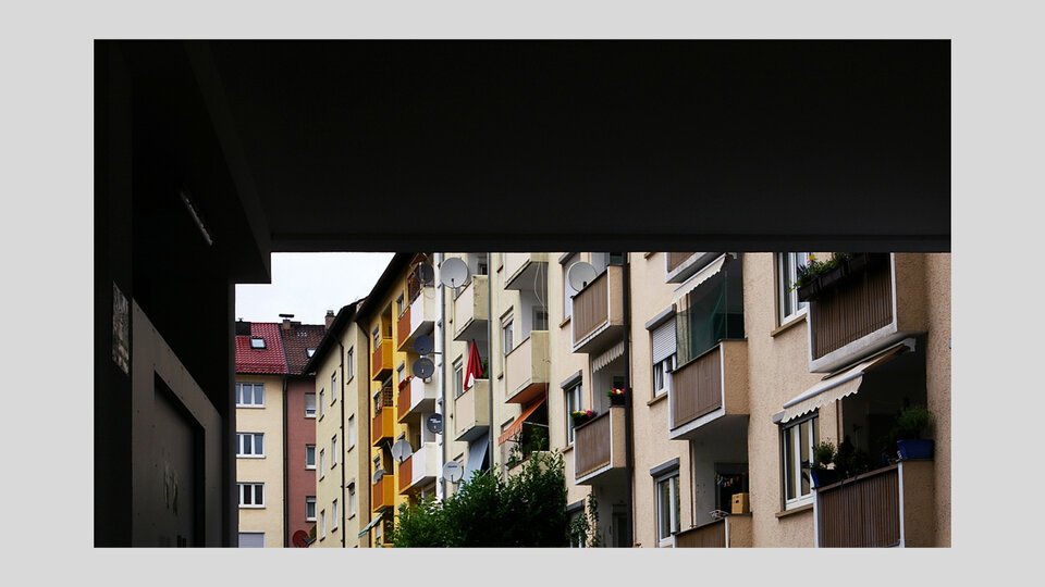 Architekturfotografie von hintereinander gereihten Häuserfassaden
