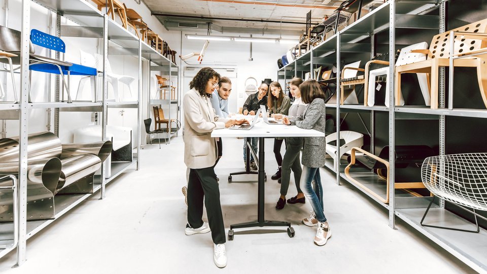 Besprechung mit Studierenden im Fakultätsbau