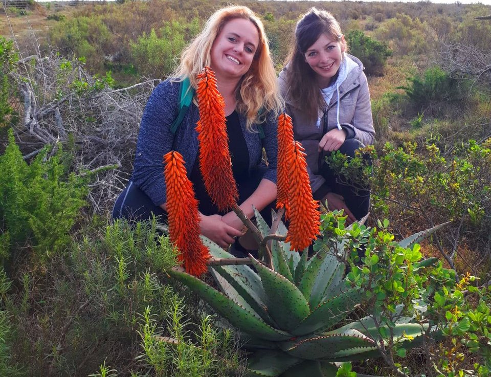 Zwei Studentinnen in der Natur in Südafrika