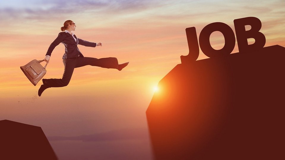 Darstellung einer Frau, die in Richtung des Schriftzugs "Job" springt