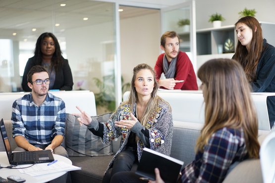 Eine Gruppe von Studierenden diskutiert