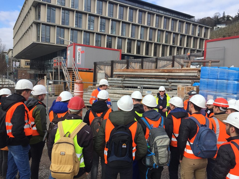 Eine Gruppe von Studierenden besichtigt eine Baustelle