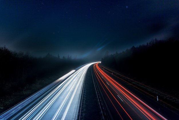 Eine Autobahn bei Nacht