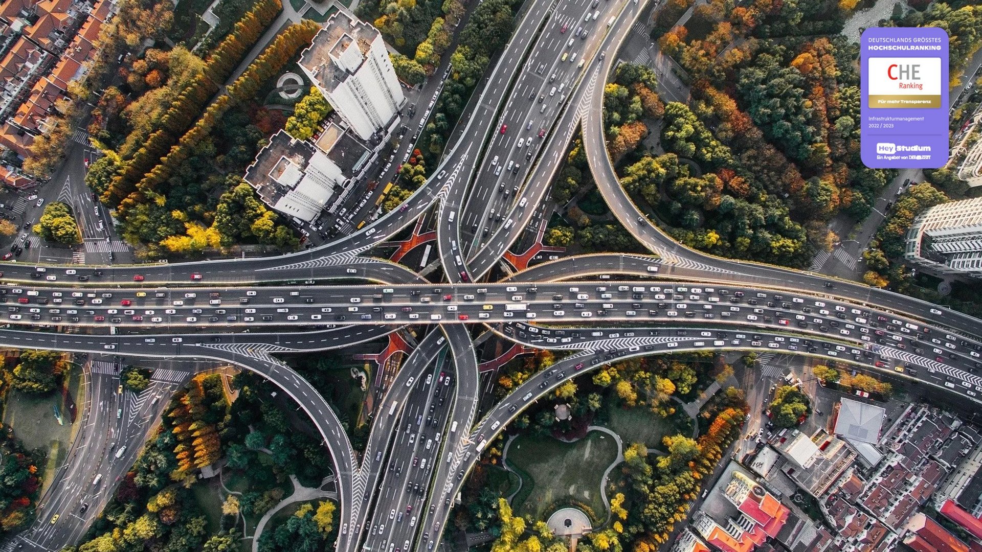 Luftansicht eines Autobahnkreuzes