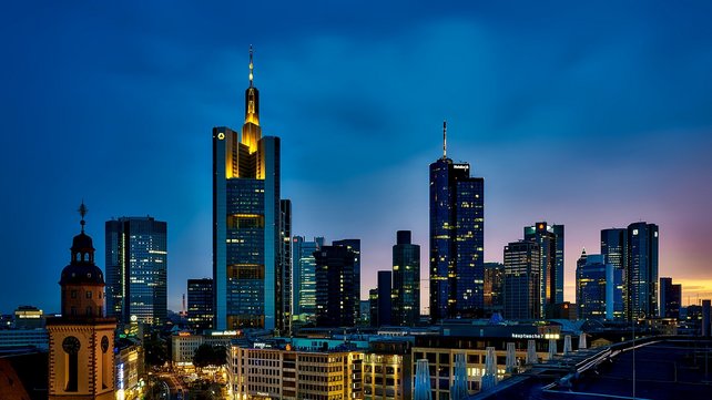 Die Skyline von Frankfurt bei Nacht