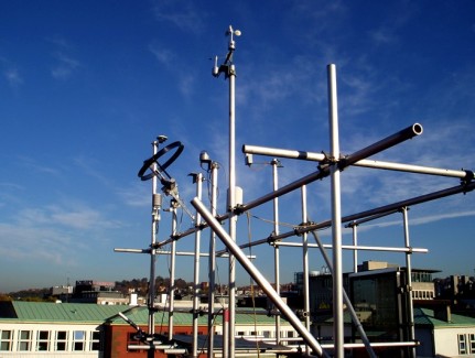 Eine Wetterstation auf einem Gebäudedach