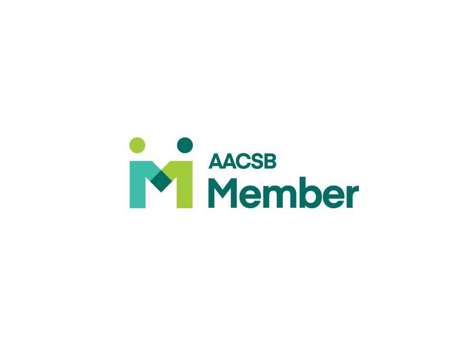 AACSB Member Logo in grünen Großbuchstaben. Der Buchstabe "M" des Begriffs "Member" ist so gestaltet, dass man zwei Figuren erkennt, die sich die Hand reichen.