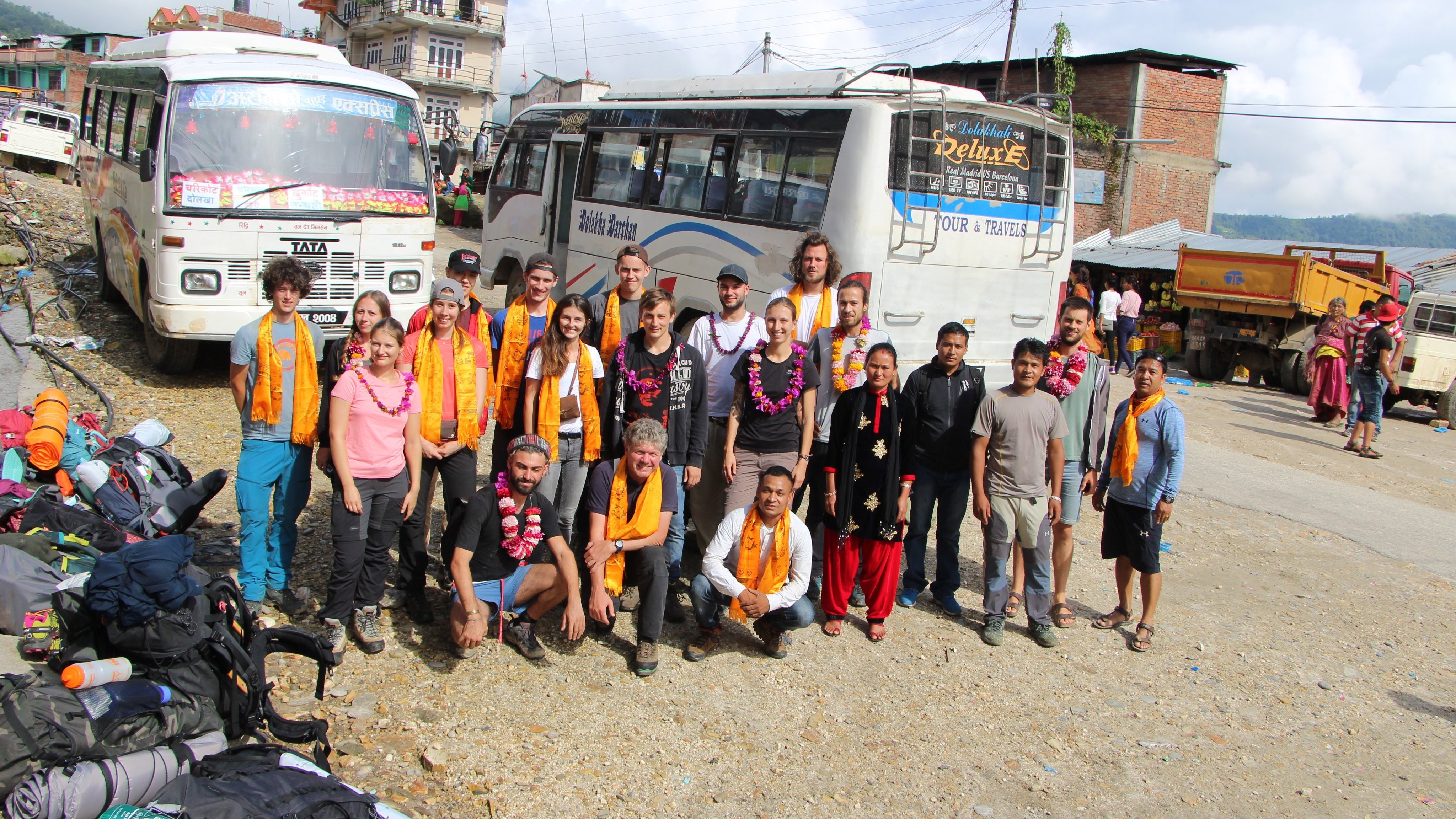 Eine Gruppe Studierender auf einer Exkursion in Nepal