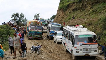 Eine schlammige Strasse in Nepal