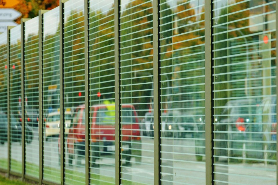 Der Verkehr spiegelt sich in einem Fenster