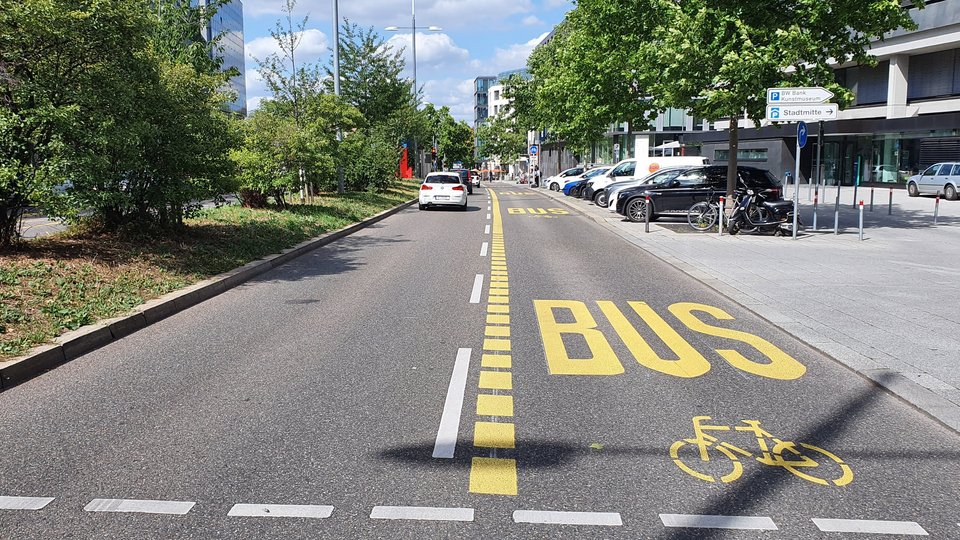 Darstellung einer Strasse mit unterschiedlichen Fahrspuren für MIV, ÖPVN, Radverkehr/Representation of a road with different lanes for private transport, public transport and cycling