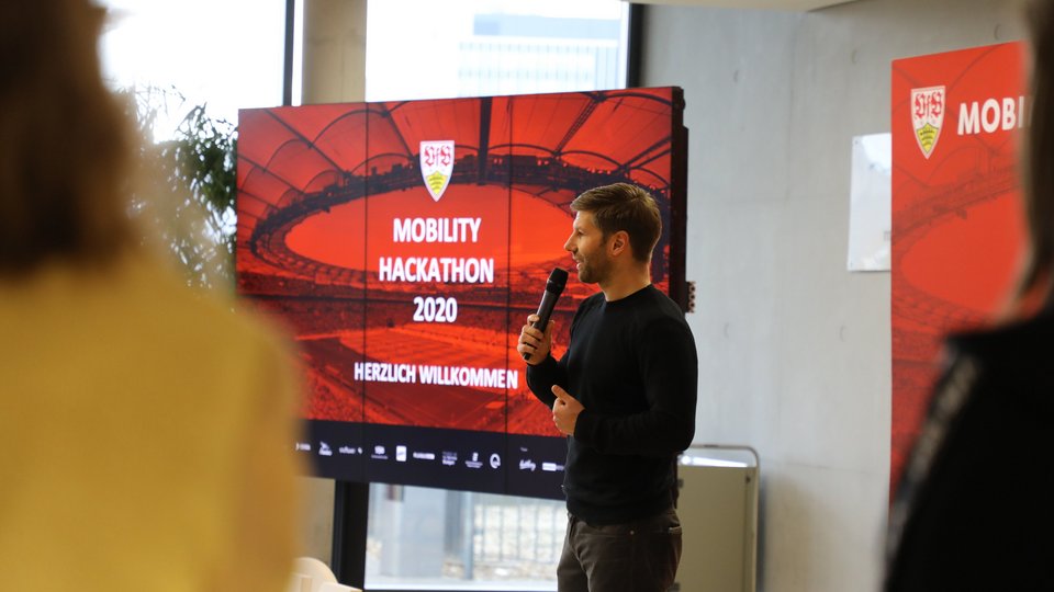 Mann hält beim Mobility Hackathon einen Vortrag