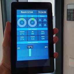 Touchpanel mit den Sensordaten und Steuerelementen eines Raumes / Touch panel with sensor data and control elements of a room