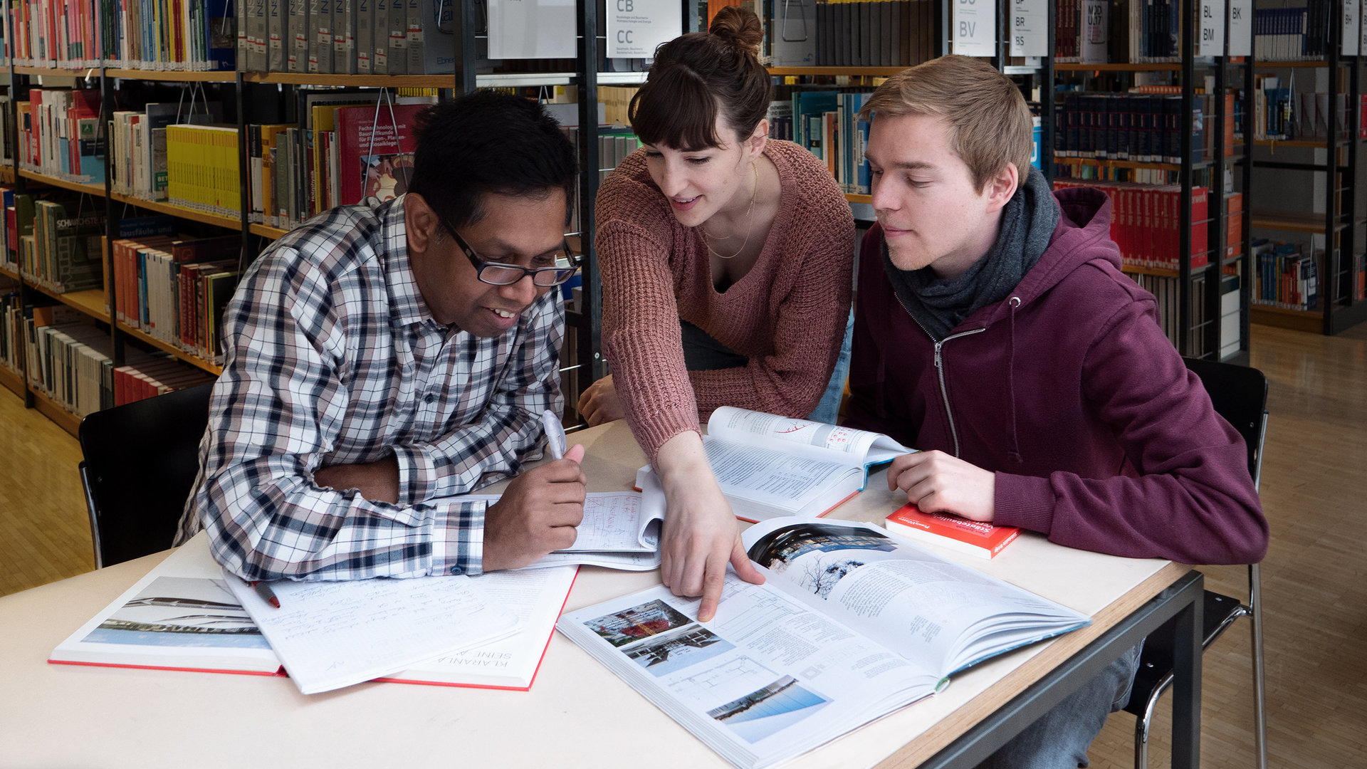 Personen in einer Bibliothek
