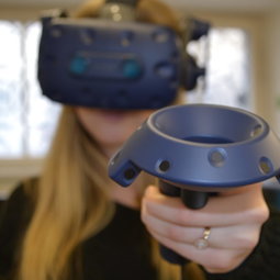 Person testet Virtual Reality