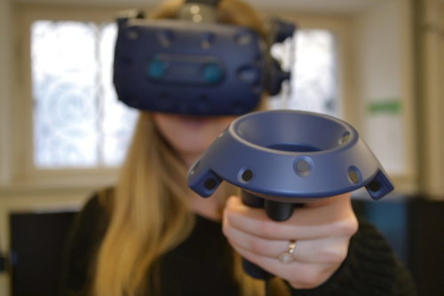 Person testet Virtual Reality 