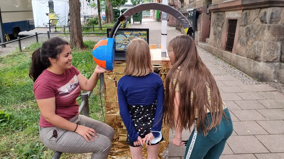 Kinder und Jugendliche lauschen den Sounds of Nordbahnhof.