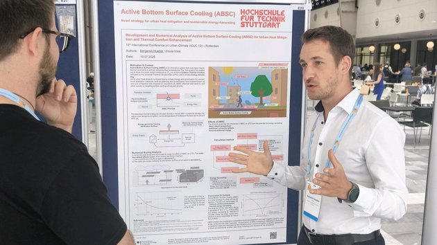 Benjamin Hueber, Doktorand an der HFT Stuttgart, präsentiert sein Poster mit dem Titel „Development and Numerical Analysis of Active Bottom Surface Cooling (ABSC) for Urban Heat Mitigation and Thermal Comfort Enhancement“, das auf der ICUC12 ausgezeichnet wurde.