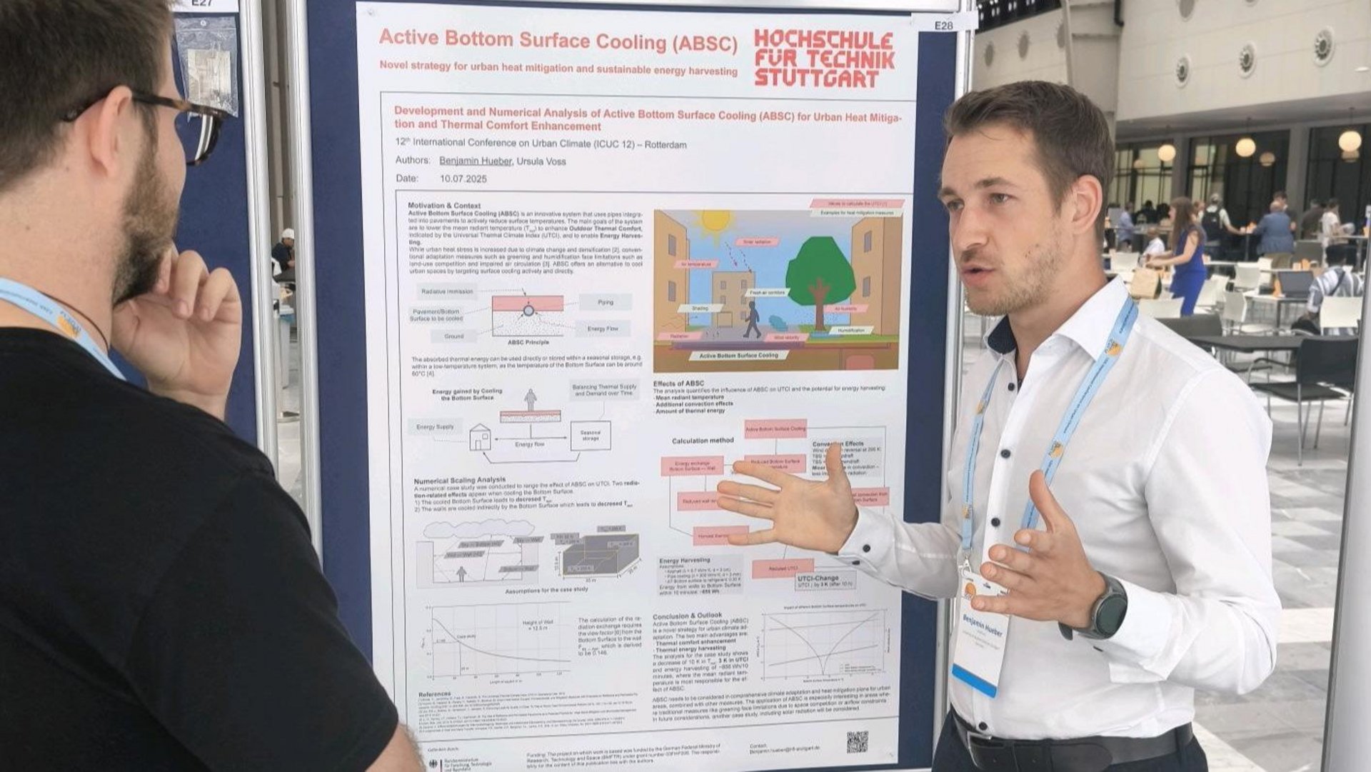 Benjamin Hueber, Doktorand an der HFT Stuttgart, präsentiert sein Poster mit dem Titel „Development and Numerical Analysis of Active Bottom Surface Cooling (ABSC) for Urban Heat Mitigation and Thermal Comfort Enhancement“, das auf der ICUC12 ausgezeichnet wurde.