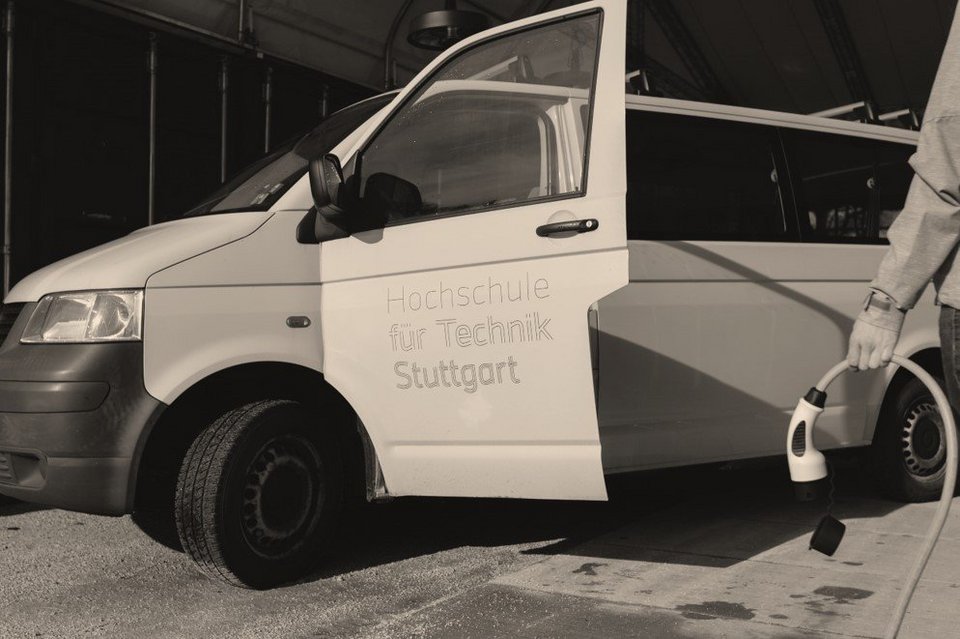 Durch ein eingeworbenes Preisgeld konnte ein herkömmlicher VW-Bus der Hochschule auf Elektroantrieb umgerüstet werden.