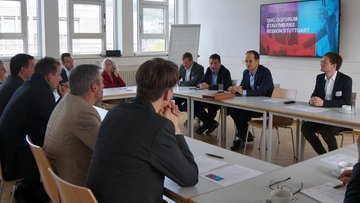 Besprechungsrunde im großen Kreis