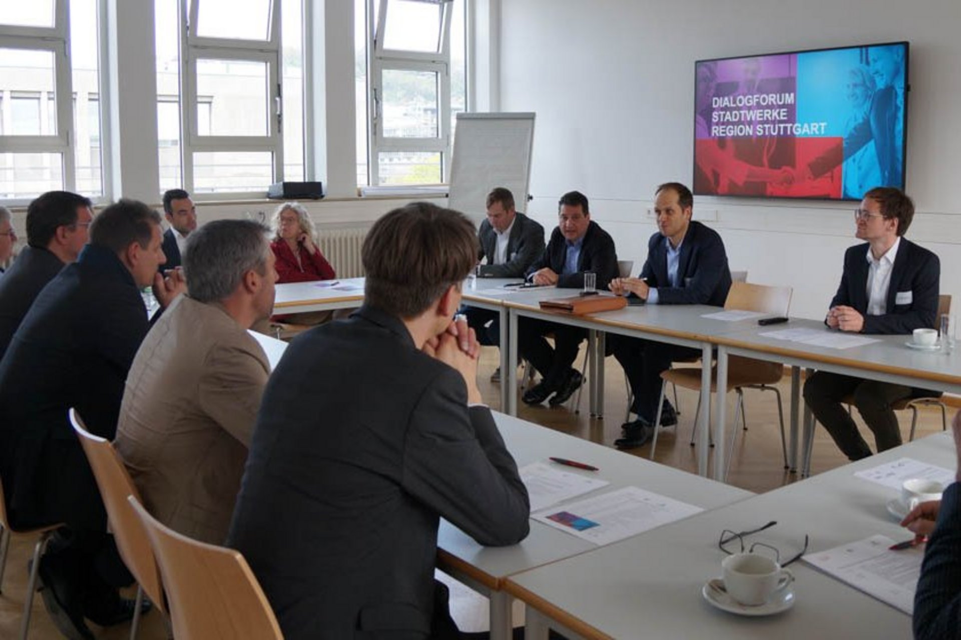 Besprechungsrunde im großen Kreis