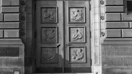 Alte Eingangstür ins Hauptgebäude