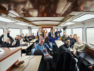 Eine Gruppe sitzt in einem Schiff