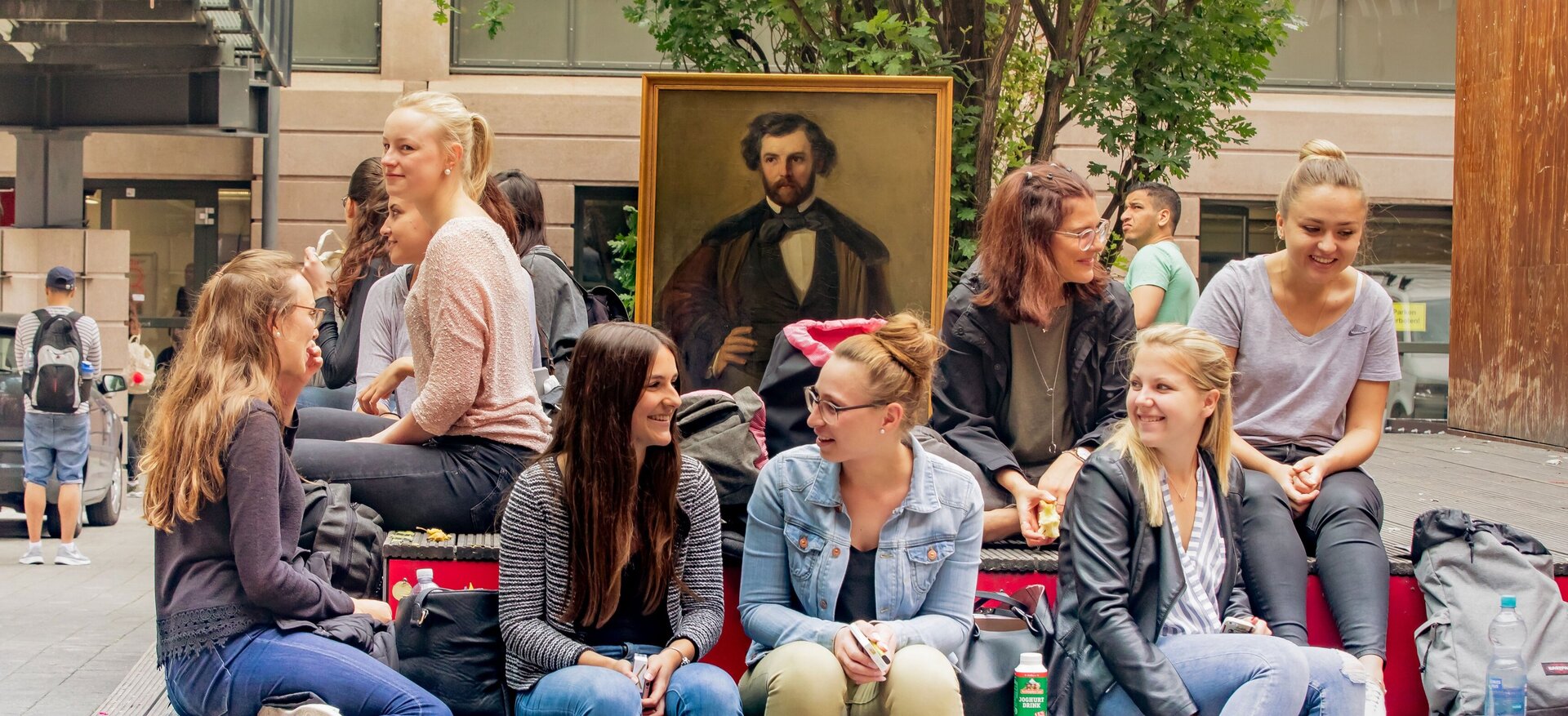 Studentinnen sitzen am Block 4