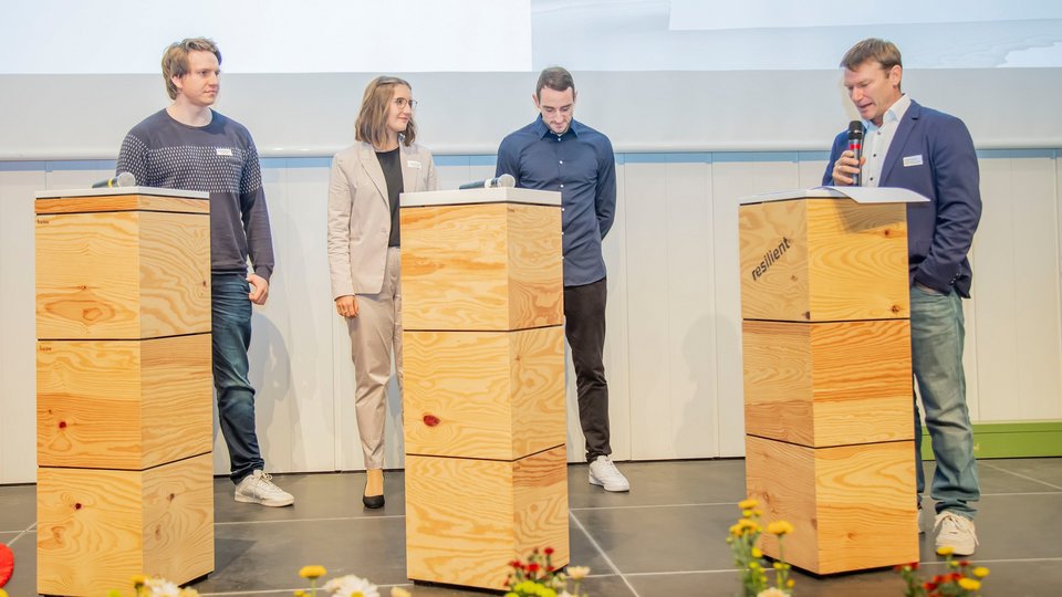 4 Personen auf der Bühne
