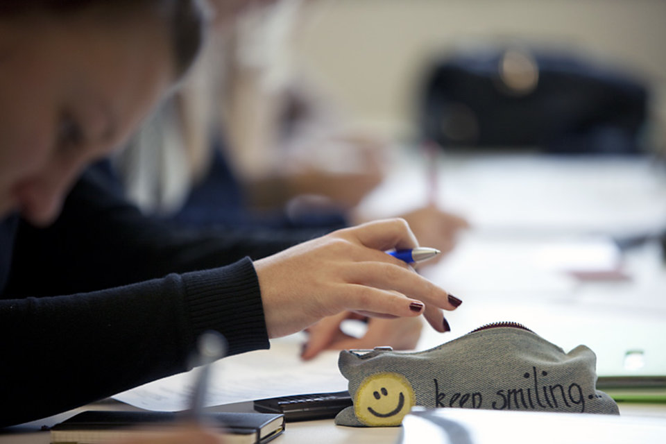 Studentin mit Schreibutensilien