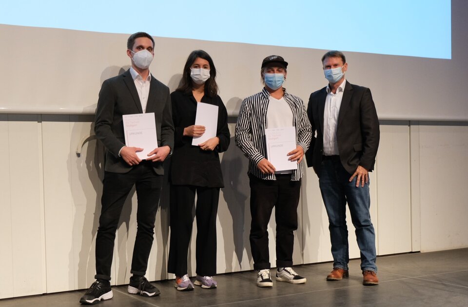 4 Personen auf einer Bühne