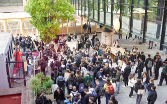 Studierende stehen im Innenhof der HFT Stuttgart
