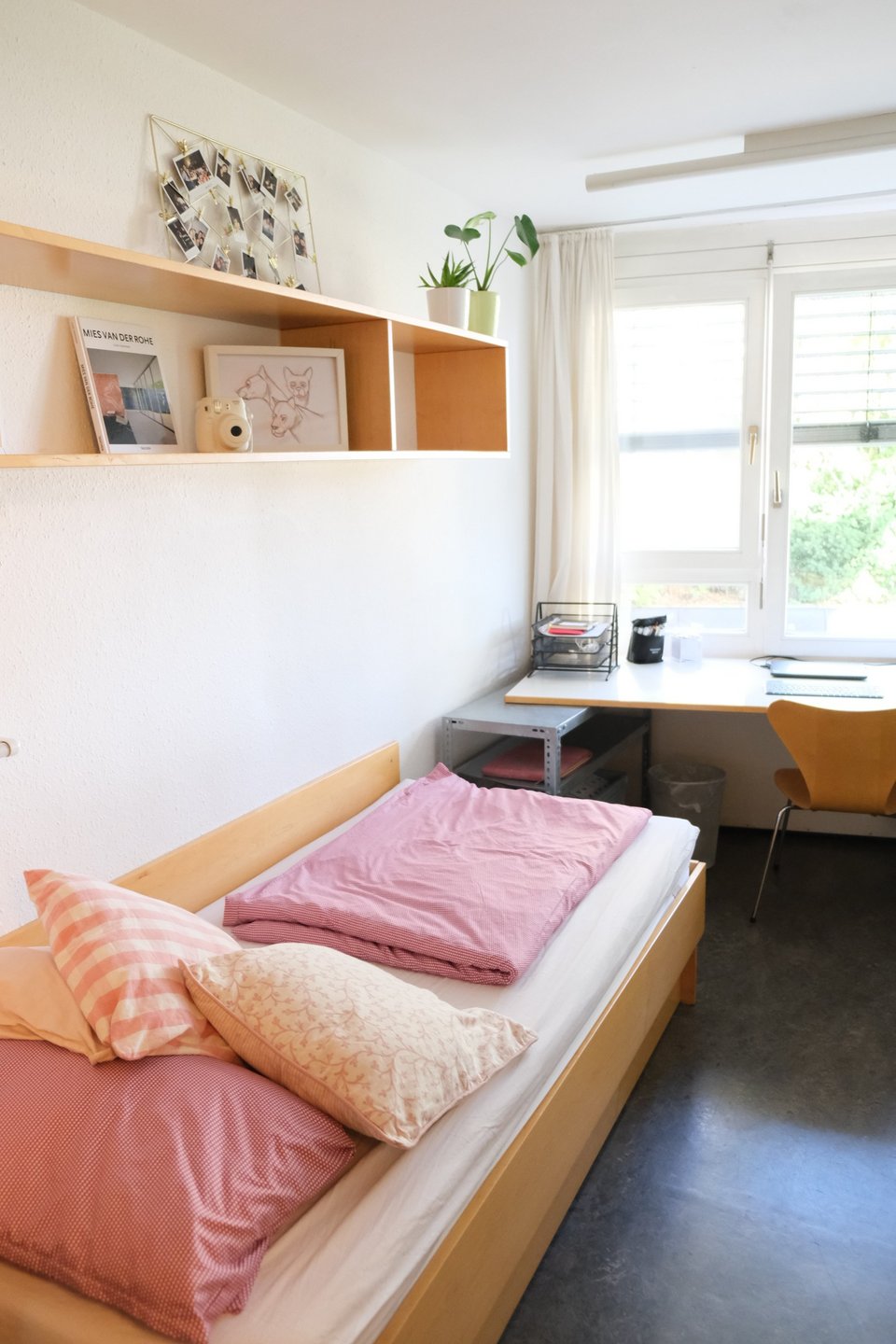 Bett und Schreibtisch in einem Zimmer