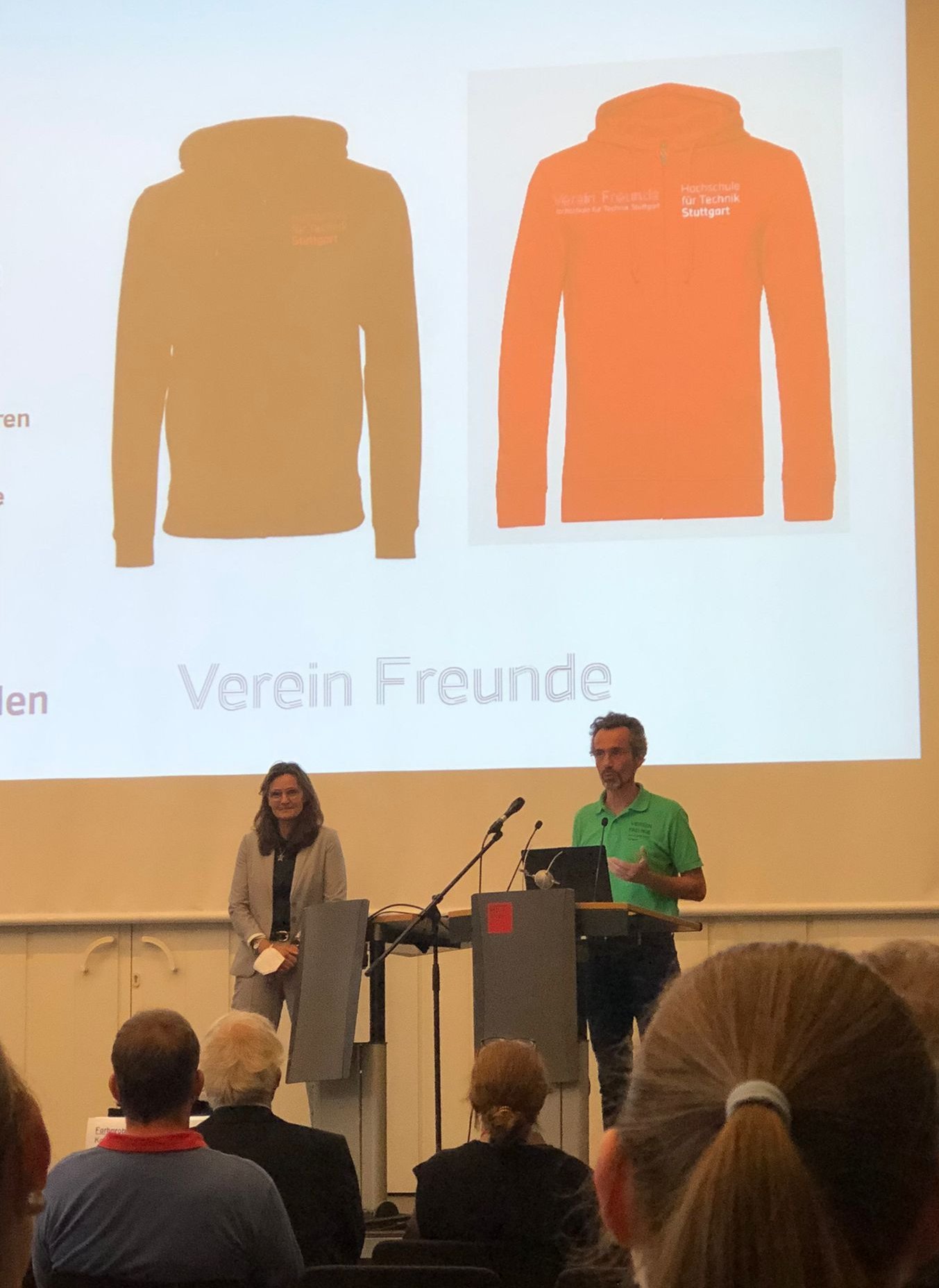 Ein Redner steht auf der Bühne