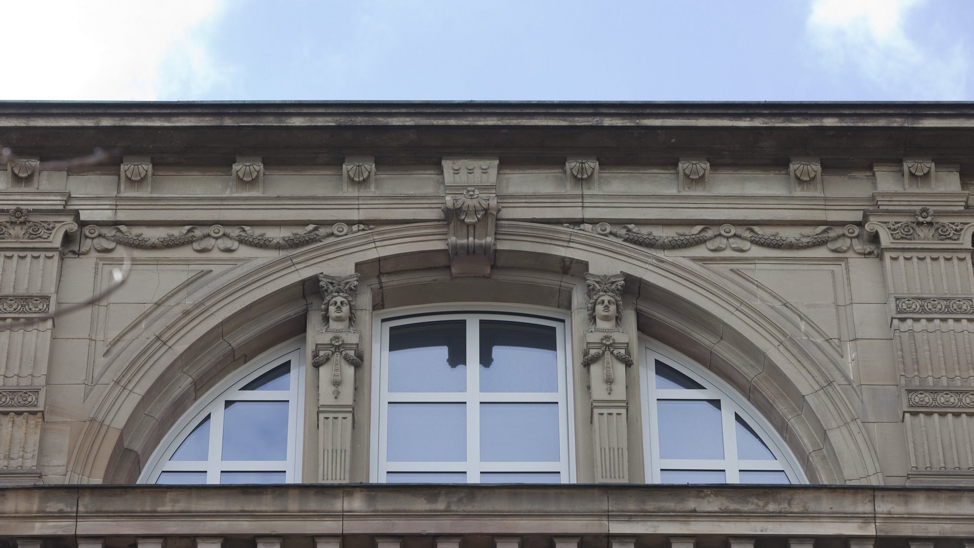 Ein Bogenfenster in Bau 1