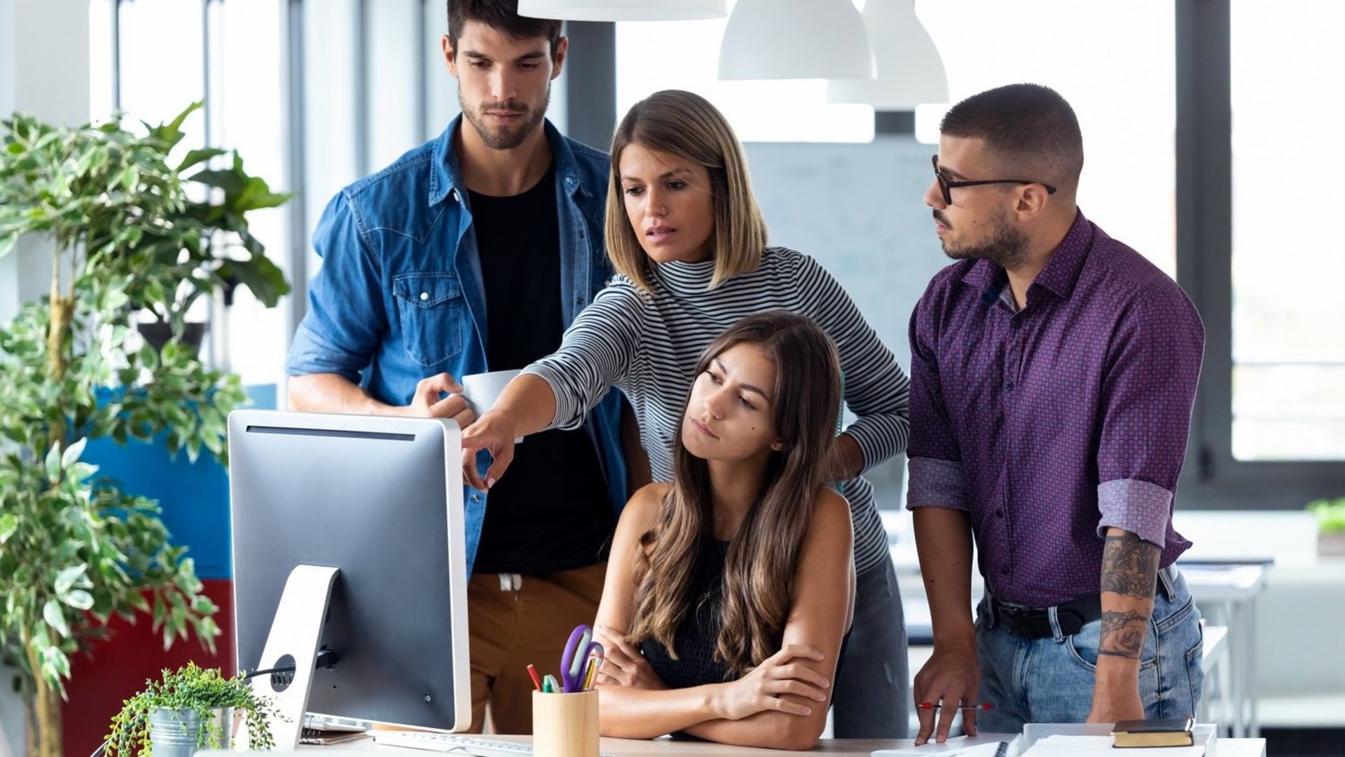 Studierende sitzen vor dem Bildschirm und arbeiten im Team