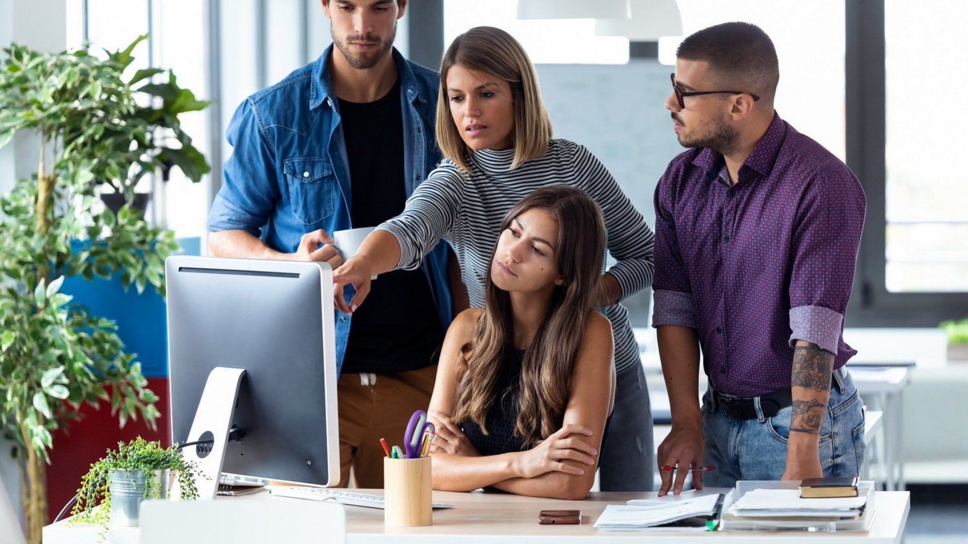 Studierende sitzen vor dem Bildschirm und arbeiten im Team