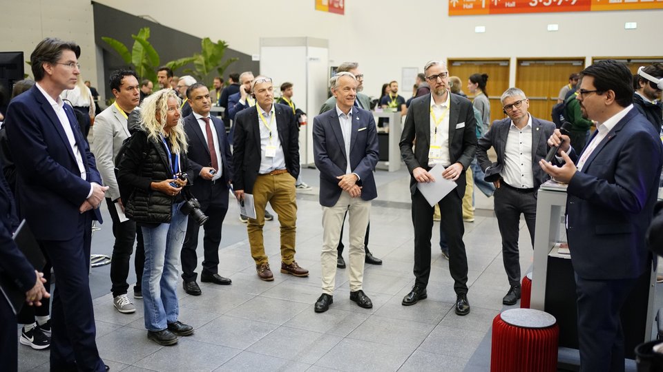 Messe-Besucher am Stand der HFT Stuttgart