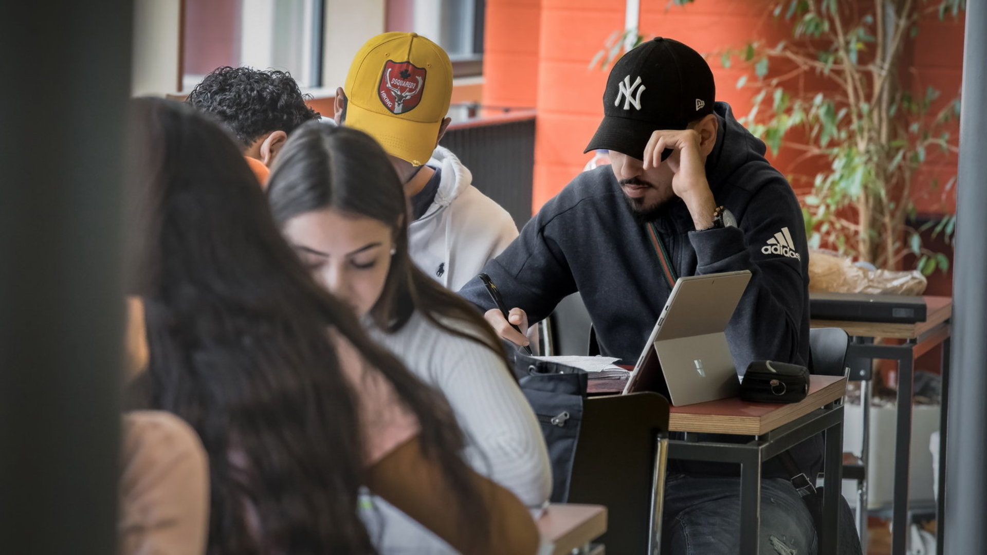 Informatik-Studierende beim Programmieren
