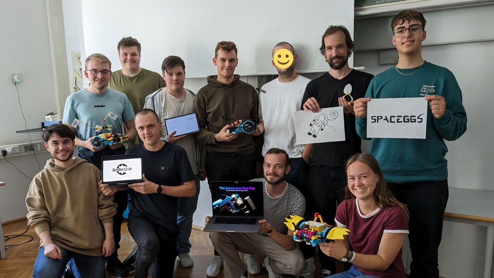 Studierende des Projekts Learning by coding an der HFT Stuttgart