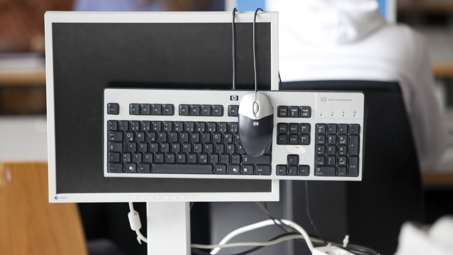 Bildschirm mit Tastatur und Maus
