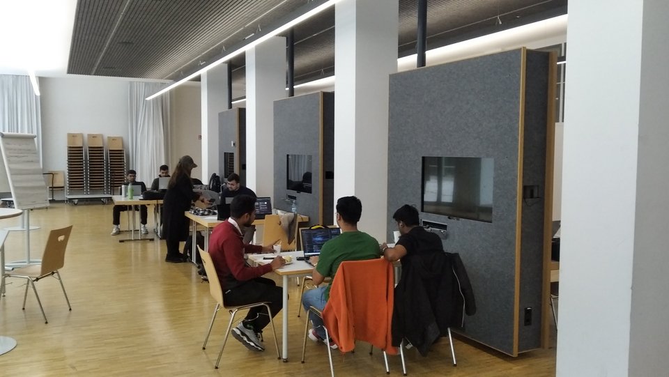 Studierende bei der Arbeit