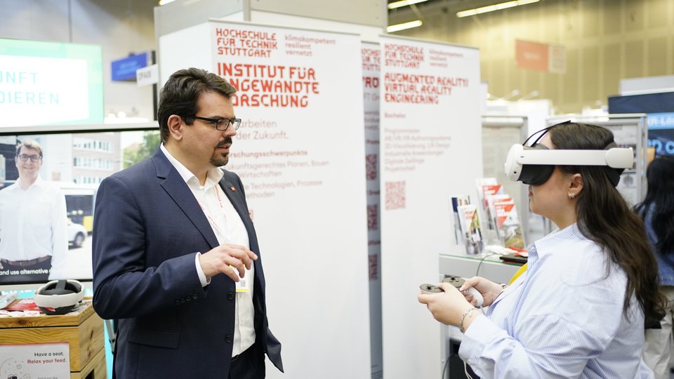 Prof. Dr. Michael Krone erläutert auf der XR-Expo Inhalte des Studiengangs AR-/VR-Engineering an der HFT Stuttgart