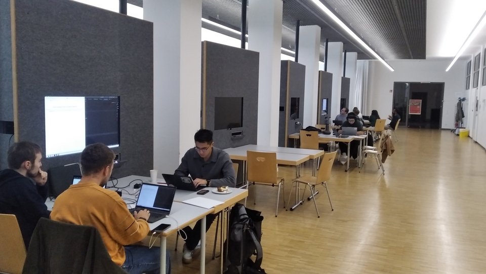 Studierende bei der Arbeit