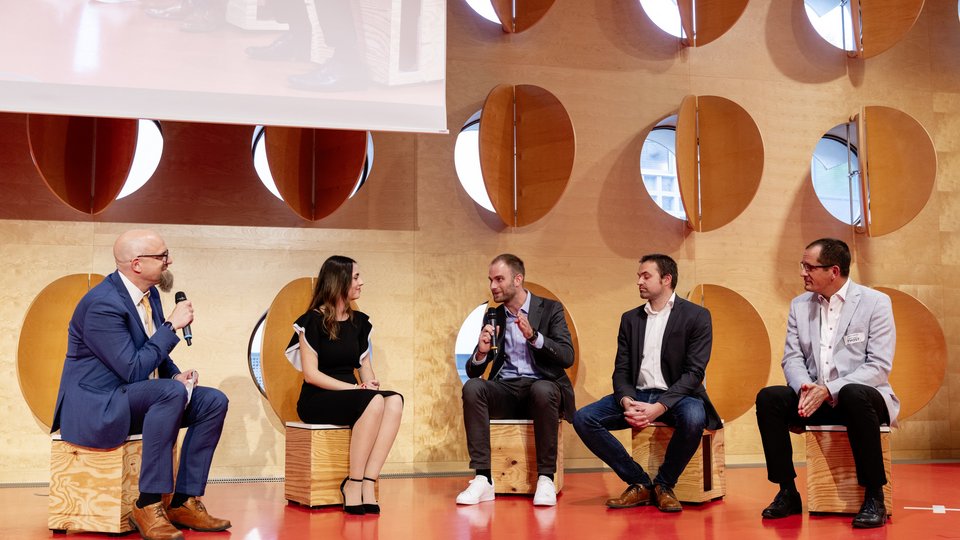 fünf Personen in einer Diskussionsrunde