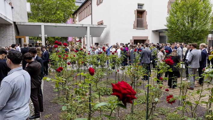 Graduierungsfeier im Rosengarten